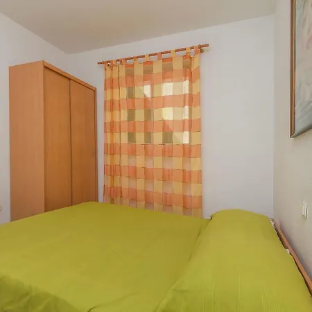 Apartment Mate *